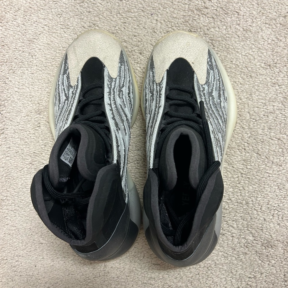 Yeezy quantum basketball sneakers